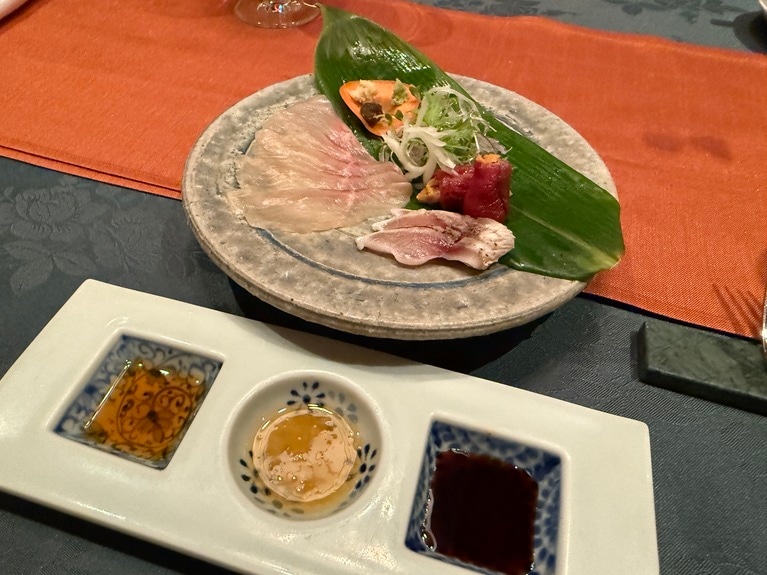 お造りはシナノユキマスの薄造り、ヤマメの炙り、なんと馬刺しの中にウニが巻いてあるものも。たっぷりの薬味や生姜と玉ねぎのソース、醤油、ポン酢などで食べ比べるのも楽しい。