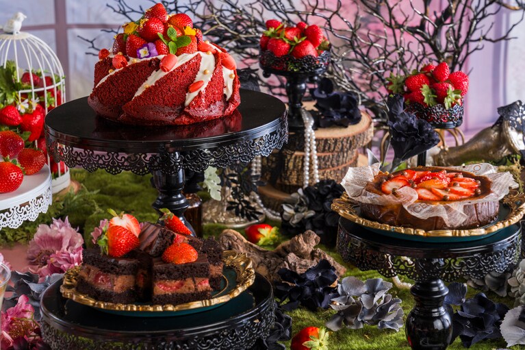 “魔女の世界”をイメージしたスイーツの数々。いちごをふんだんに使用したシェフ自慢のシグネチャーケーキ「不朽の物語～魔女だって主人公～」（写真左上）は、レッドベルベットケーキに、クリームチーズのフロスティングを加え、魔女の強靭な魔法を表現したもの。