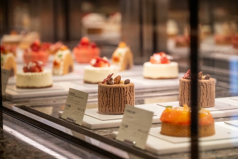 ケーキが美しく並ぶショーケース。