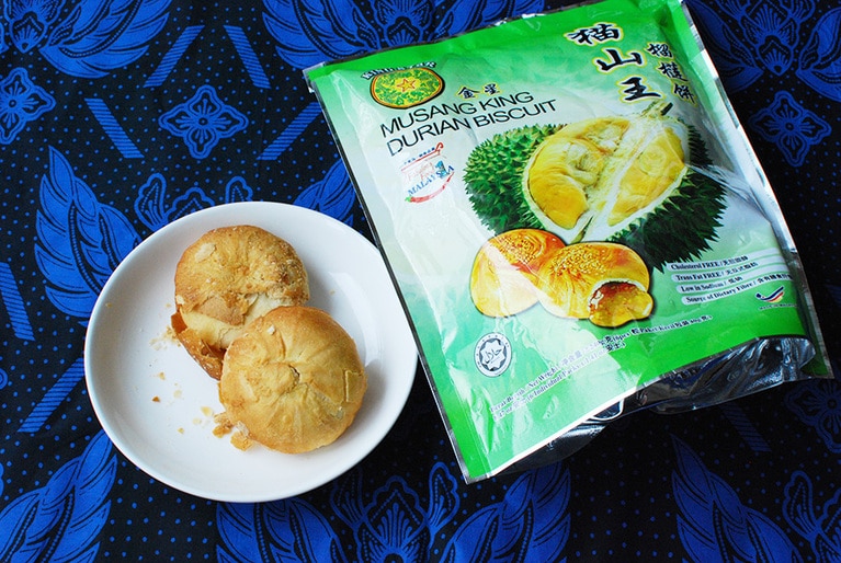 手のひらほどの大ぶりの焼き菓子。袋を開けると、ぷーんとドリアンの香りがする。