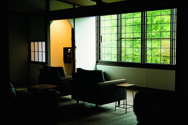 【養生館はるのひかり】たっぷりと身を委ねられるソファが配された読書室。Photo: Takafumi Matsumura