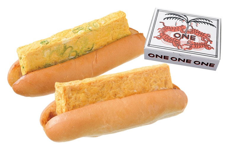 【だし巻きドッグ専門店 ONE】手前から：プレーン 750円、九条ねぎ 850円(どちらも税込)。