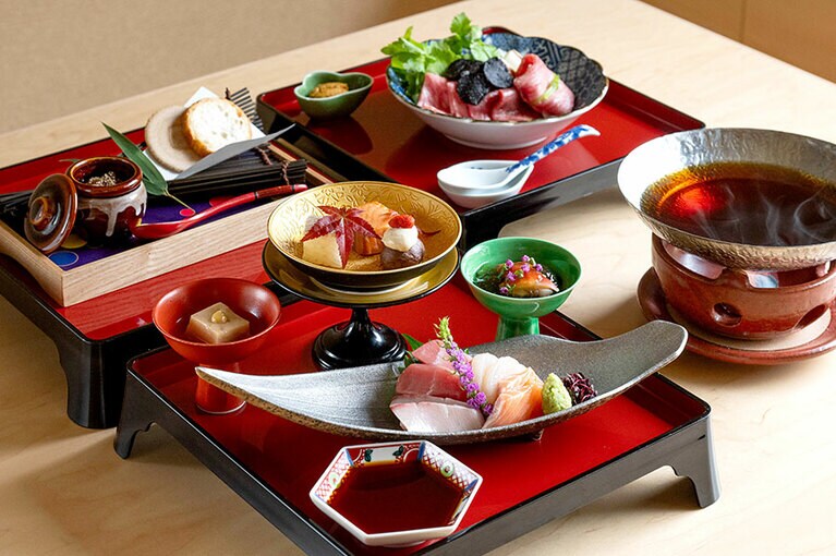 美しい塗りのお膳で供される夕食の「新伊達会席」。