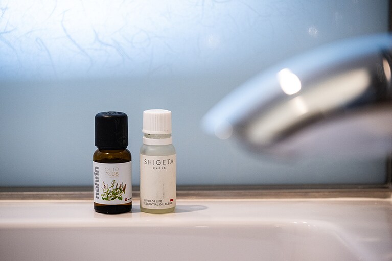 お気に入りの香りのエッセンシャルオイル。「ティッシュに少し垂らして、枕元に置いたりします」。