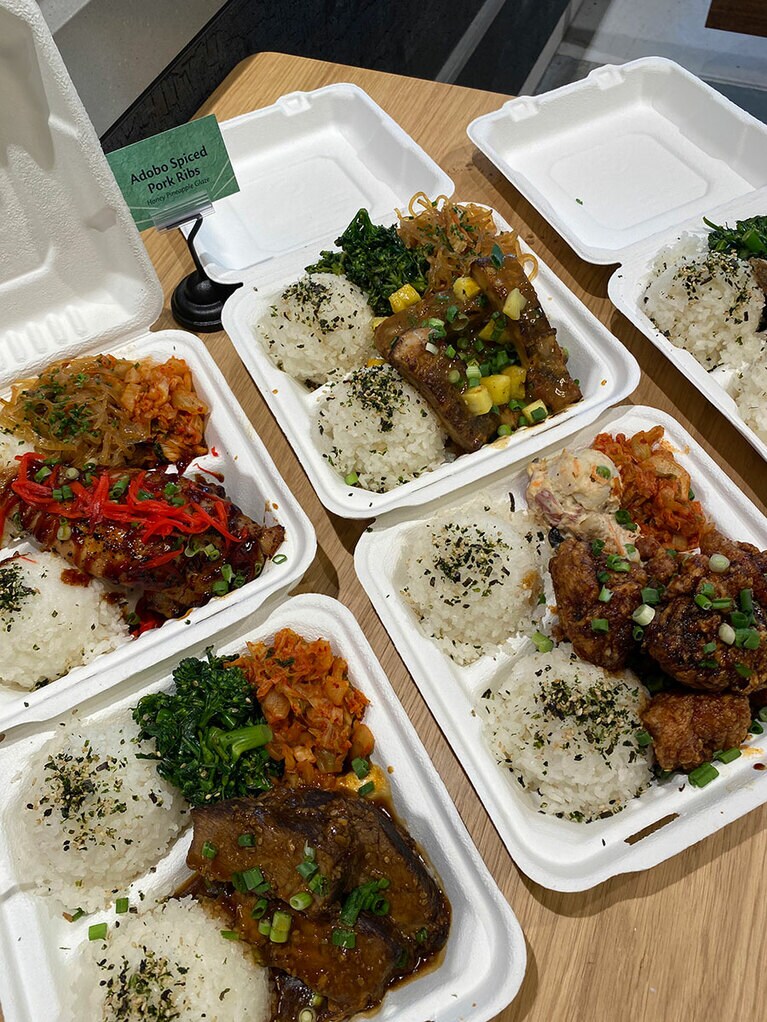 アドボ味のポークリブや、スモークアヒなど、定番とは少し違う技ありのメニューが目白押しのプレートランチは日替わりです。