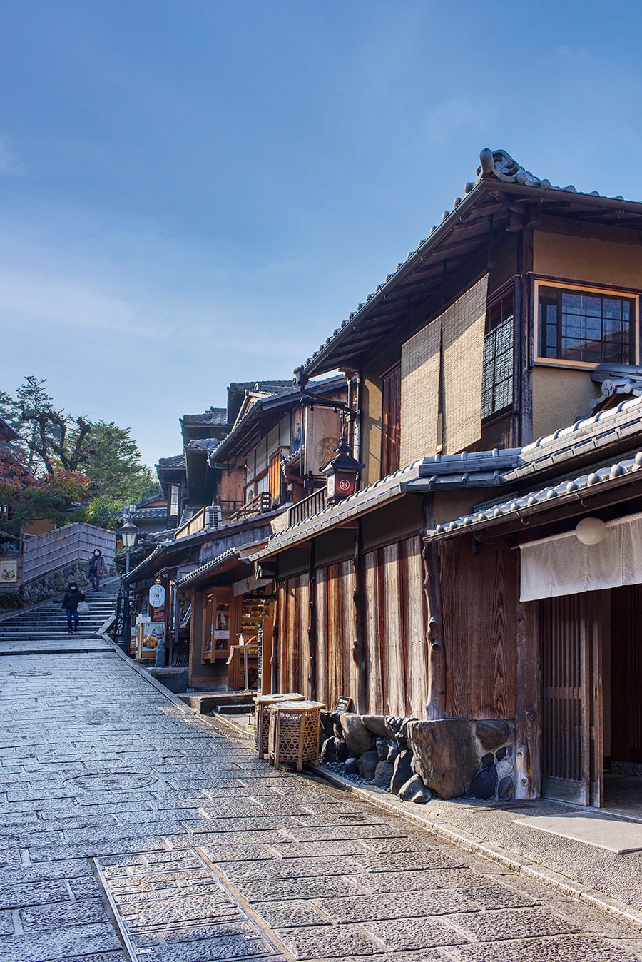 二寧坂の朝の風景。築百年超の主屋と大塀(だいべい)は伝統的建造物に指定されている。