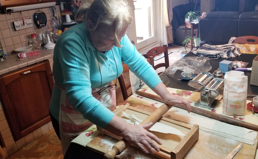 キタッラを使ってパスタを作るおばあちゃん。