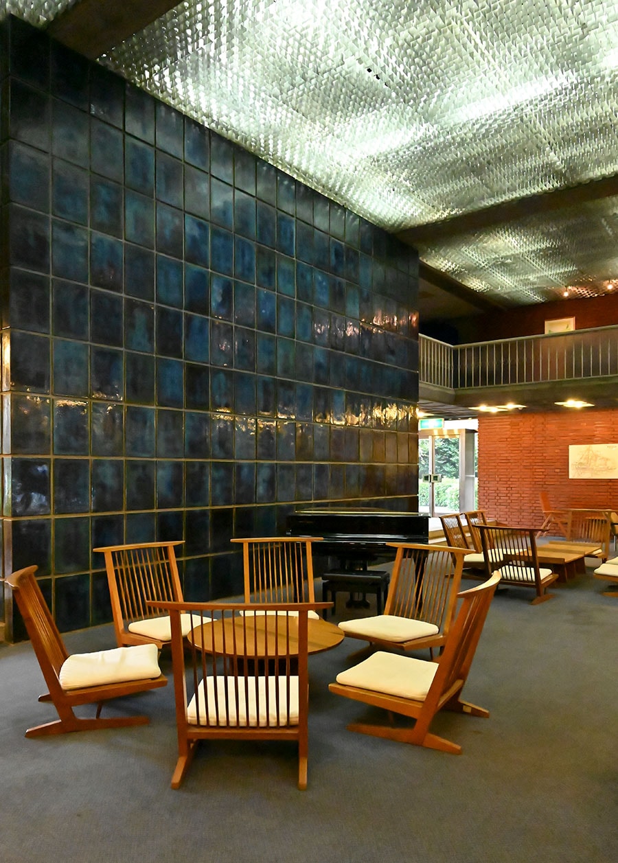 【麻布十番】東京さぬき倶楽部。ロビーの椅子は20世紀を代表する家具デザイナー、ジョージ ナカシマのもの。