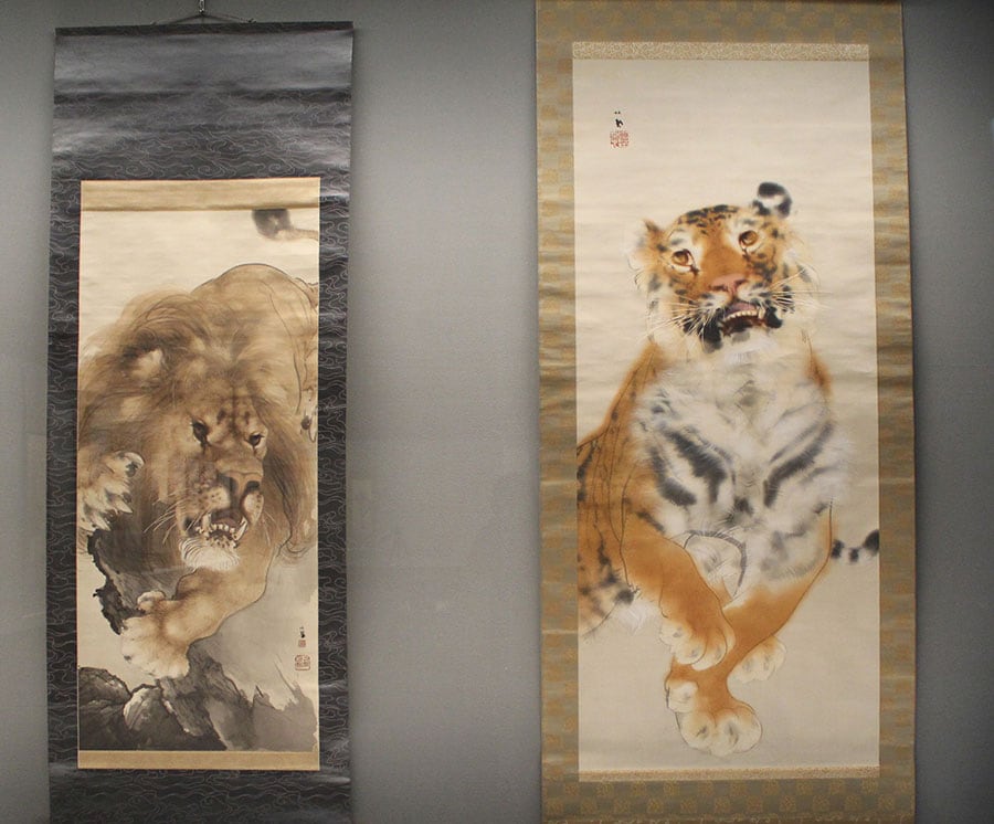 近代の京都画壇を代表する竹内栖鳳の描く虎とライオンは、ふわふわの毛の表現が特徴。虎のあどけない表情や小さなしっぽは、ネコのような可愛さ。