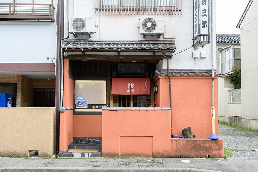 漁港直行の新鮮なお寿司はもちろん、多彩なメニューで観光客だけでなく地元住民に愛され続ける名店。