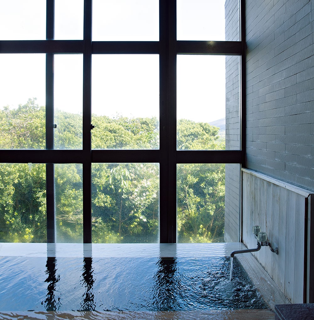特別客室は源泉100％の展望風呂で疲れを癒やせる。