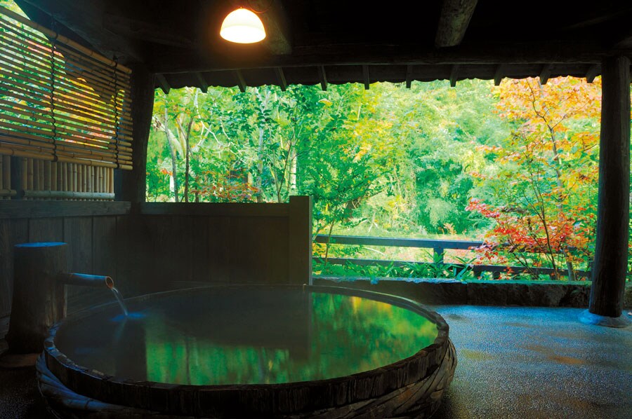 【旅館 山河】大きな桶の湯船を設えた家族露天風呂「六尺桶風呂」。Photo: Hiroshi Mizusaki