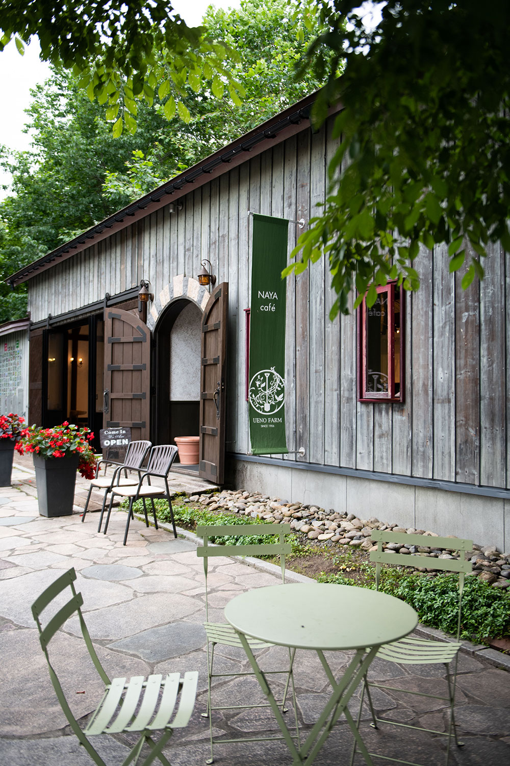 農家時代の納屋を改装した「NAYA Café」で人気の「ポテッコ」はカラフルなジャガイモ入りスナック。