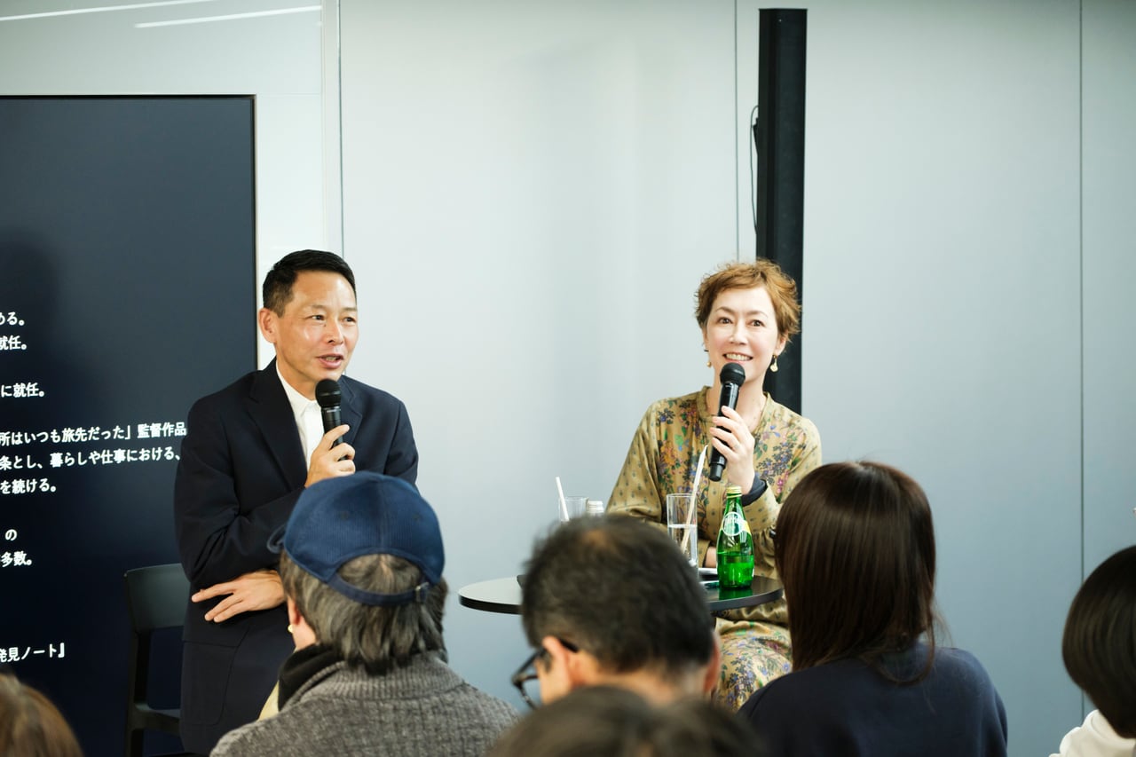 「遠くを見るって大事ですよね」というクリスさんの言葉に、「移動しながら遠くを眺める時間は、自分を内省するひとときです」と答える松浦さん。