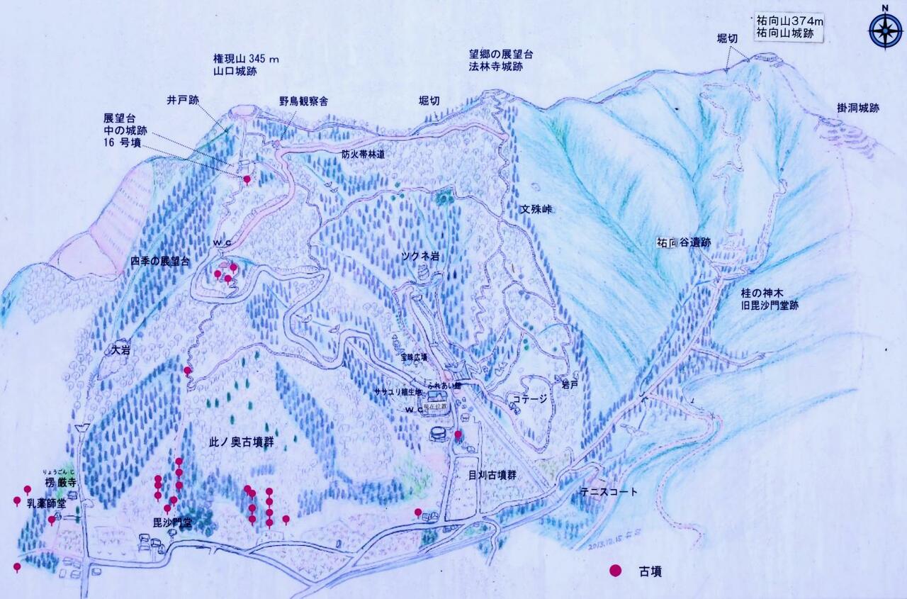現地案内板。中央の「目刈古墳群」の北一帯が文殊の森。祐向山城は右上端