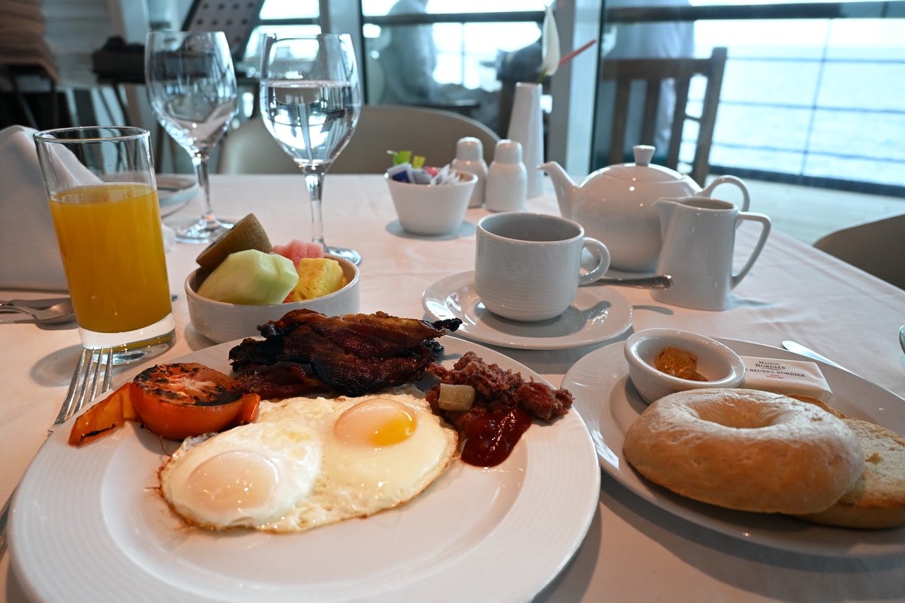 朝食はビュッフェ。卵料理はオーダー。マルケサス産のハチミツが並ぶことも。
