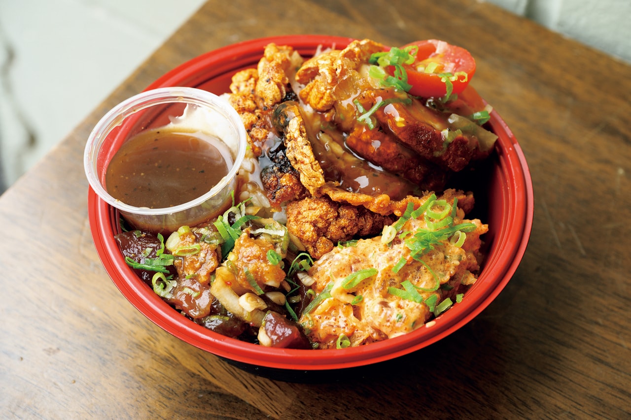 ラー油やチリを加えた店でいちばん辛いスパイシーラヴァアヒとレチョンの合い盛り＄25。スシライスか温かい白飯を選べる。