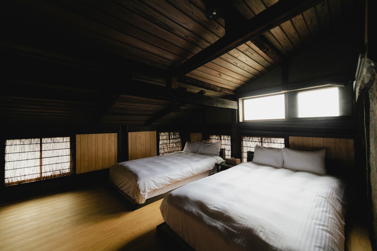 客室「眺蔵-NAGAME GURA-」。かつて内蔵として使われていた空間は、当時の面影を丁寧に残しながら、特別な場所へと生まれ変わっている。