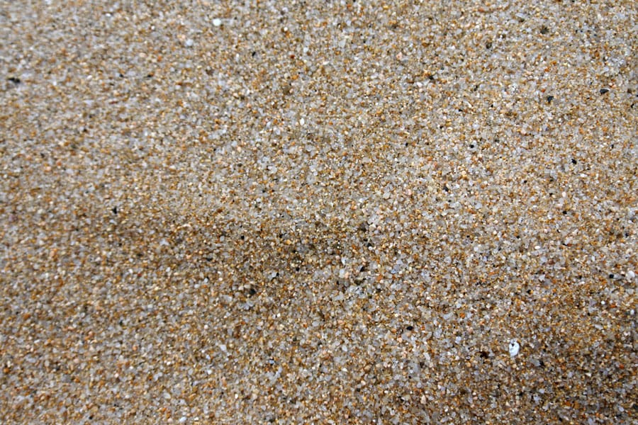 石英砂が多く含まれる水晶浜の砂。