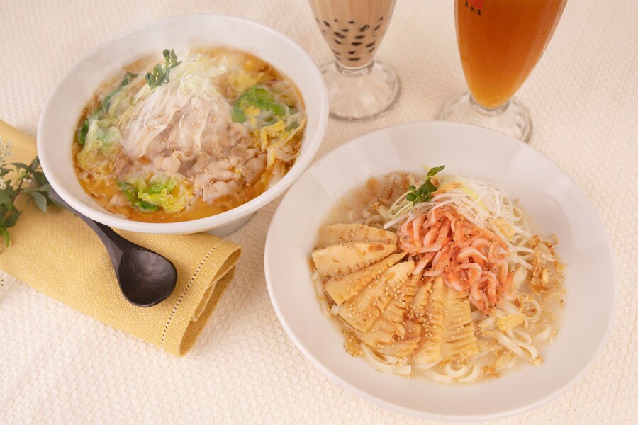 写真左から、台湾で人気の白菜鍋をアレンジした汁麺「酸菜白肉麺（サンサイパイローメン）」 900 円、春の食材を使用した風味豊かな「桜海老と筍のまぜ麺」 850円。