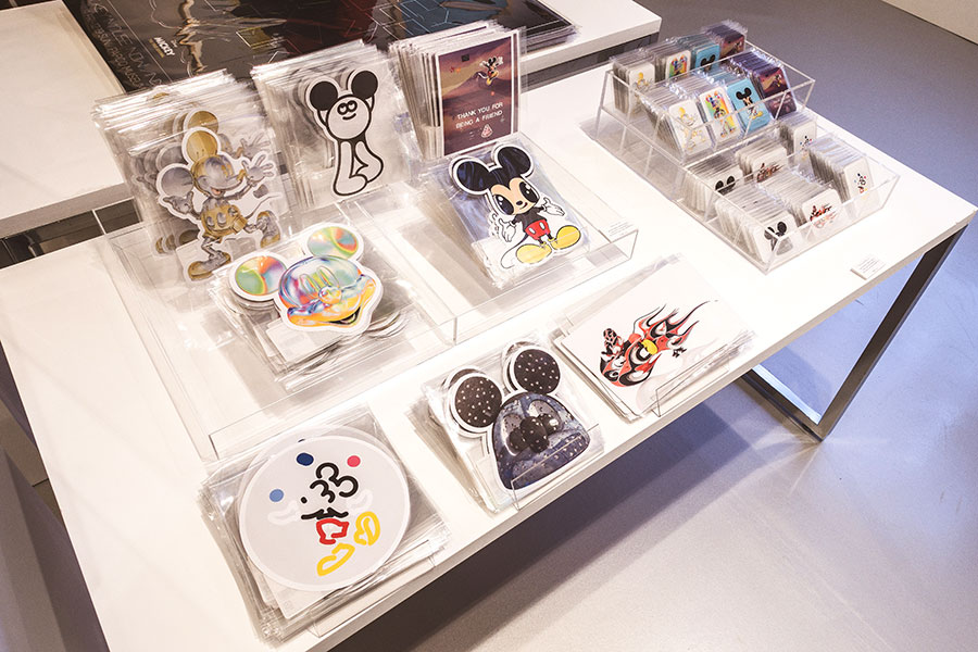 グッズコーナーも充実。展覧会のオリジナルアイテムが手に入ります。©Disney