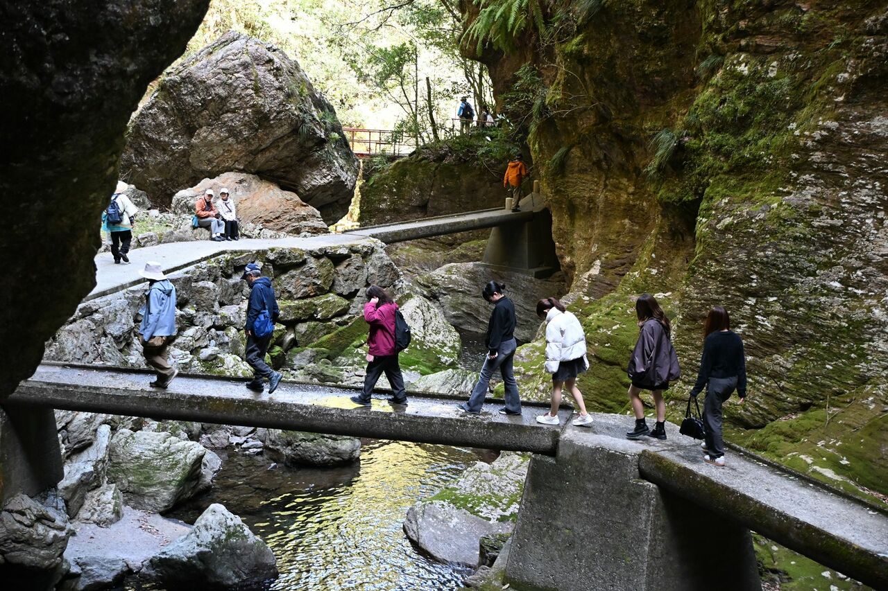 岩壁と巨岩の間に遊歩道がある(中津渓谷)