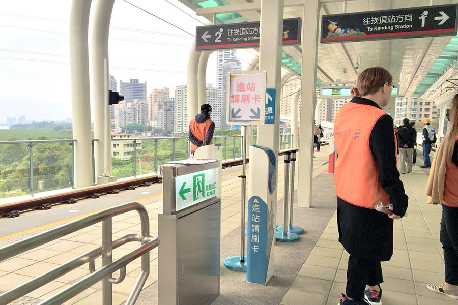 紅樹林駅、プラットホームの様子。