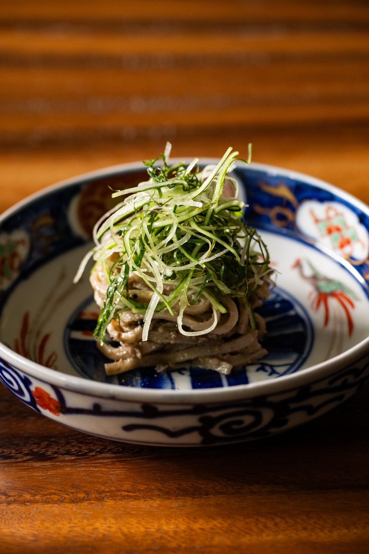 新鮮な鮎を骨ごと焼いて米粉の麺と合わせた「鮎そば」。夏はこれを目当てに訪れるゲストも多いとか。たっぷり盛られたきゅうりと青じそが爽やかさをプラス。