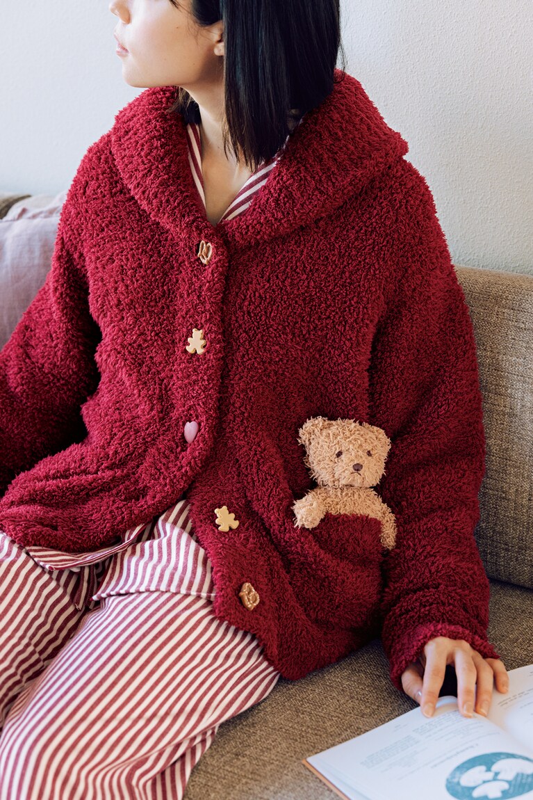 ポケットからちょこんと顔を出しているベアのぬいぐるみがセットに。ベアやハート、プレッツェル の形をしたボタンが、幸せなムードを盛り上げる。ゆったりとしたシルエットなので、よりリラックスできる。Premiumショールカーディガン 14,300円。
