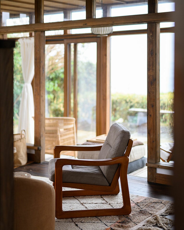 晴れた日は熱海まで見通せるという、眺めの良い縁側。