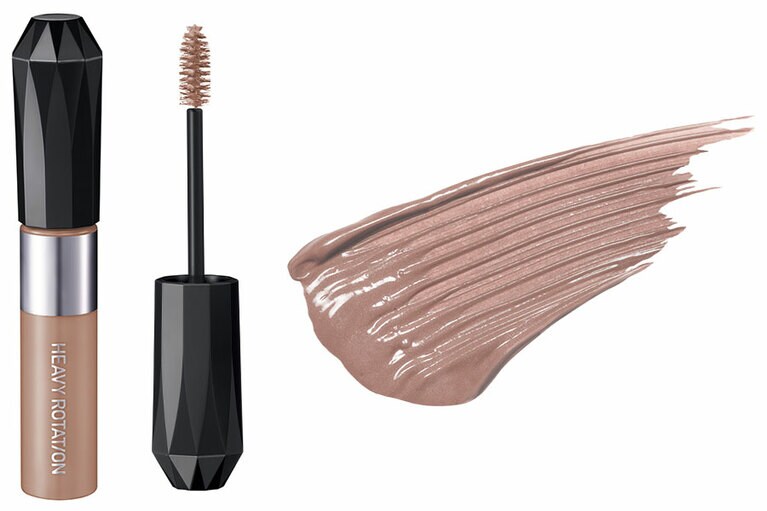 ほわっと甘さのある表情に仕上がる、ほんのりピンクに寄ったカラー。15 ダスキーローズ。