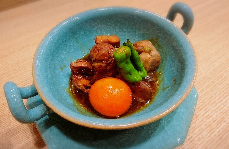 黒文字でキンカンをプチッとやり、黄身をからませながらいただく。