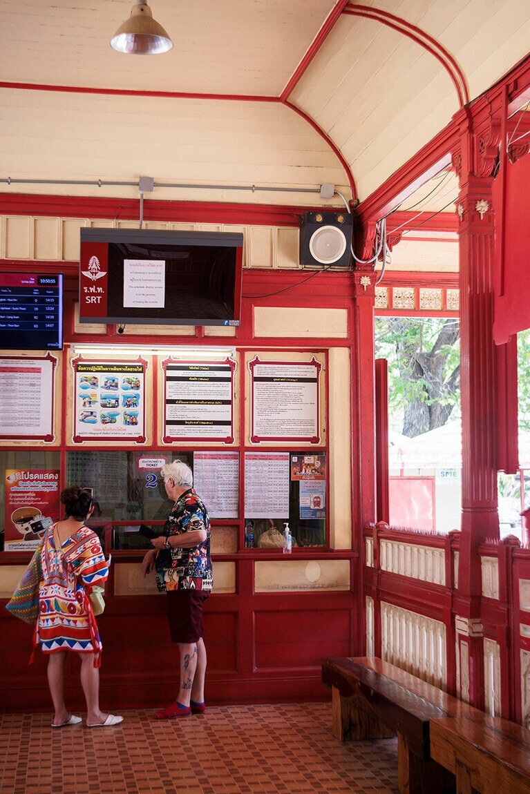 レトロなデザインのホアヒン駅。ホームには王室専用待合室が。