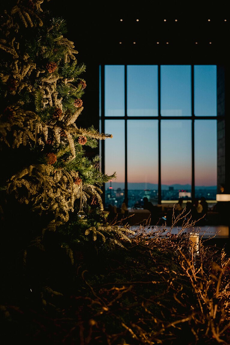 窓の外、遠くには山の稜線が。