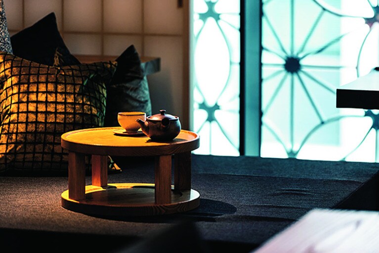 【星のや東京】客室フロアにある「お茶の間ラウンジ」にはお茶やお菓子を用意。Photo: Wataru Sato