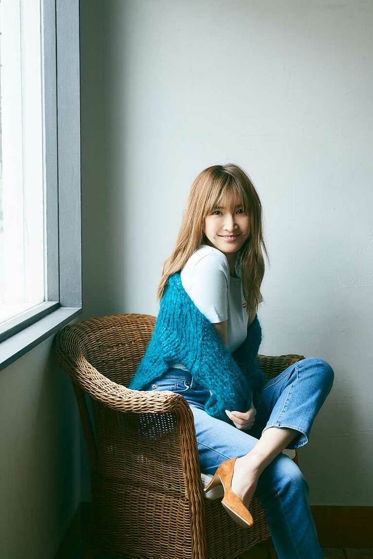 デニムパンツ(BOY JEAN) 7,900円、Tシャツ 3,000円／ともにリーバイス®(リーバイ・ストラウス ジャパン株式会社)、パンプス 14,000円／ダイアナ(ダイアナ 銀座本店)、ニット／スタイリスト私物