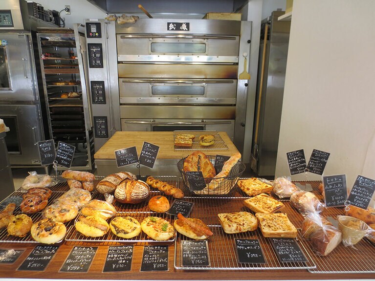 パンが並ぶ奥にオーブンが。