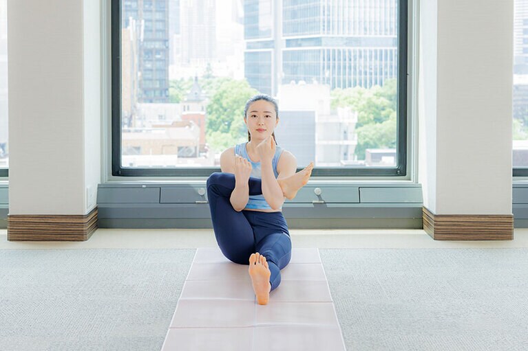 脚を持ちづらかったり背中が丸まる場合は、腕を脚の下から通して持ってもOK。