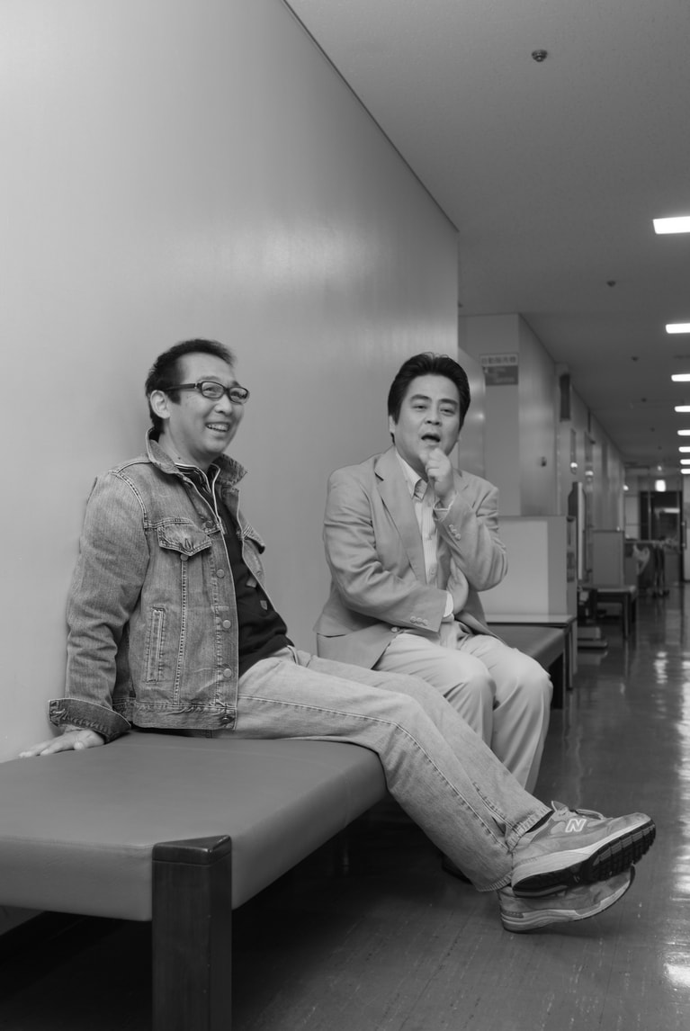 いきなりだが、若かりし頃、立川談春師匠と談笑するさださん。お二人とも、リラックスモード全開。どんなシチュエーションでの撮影だったのかすごく気になる。©文藝春秋
