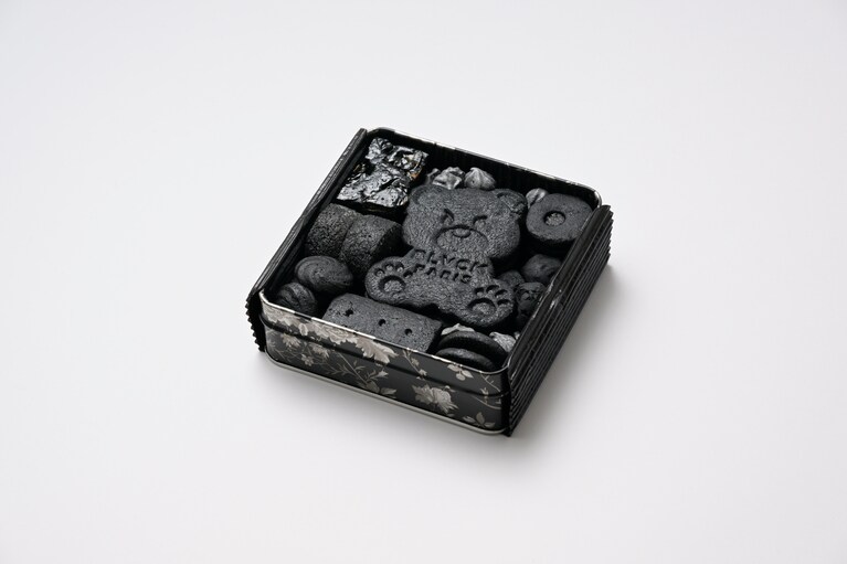 BLVCK PARIS／漆黒クッキー缶 4,320円。