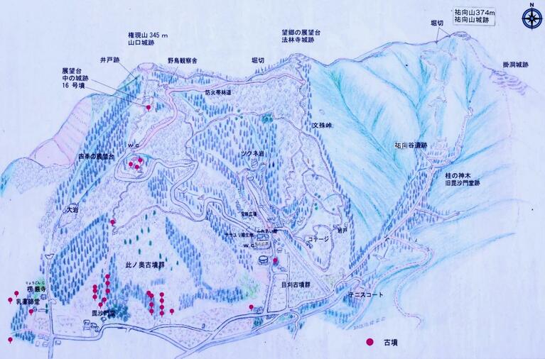 現地案内板。中央の「目刈古墳群」の北一帯が文殊の森。祐向山城は右上端