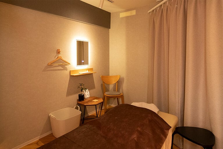 Harriet TOKYOのベッド空間は、従来のものより1.25倍から2倍広めに設計したそうで、着替えするものゆったり広々。