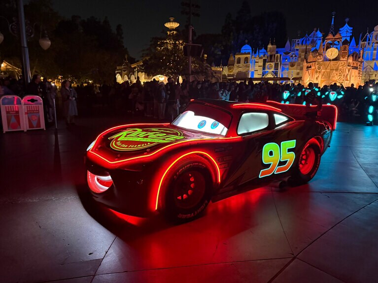 『カーズ』に登場する主人公ライトニング・マックィーン