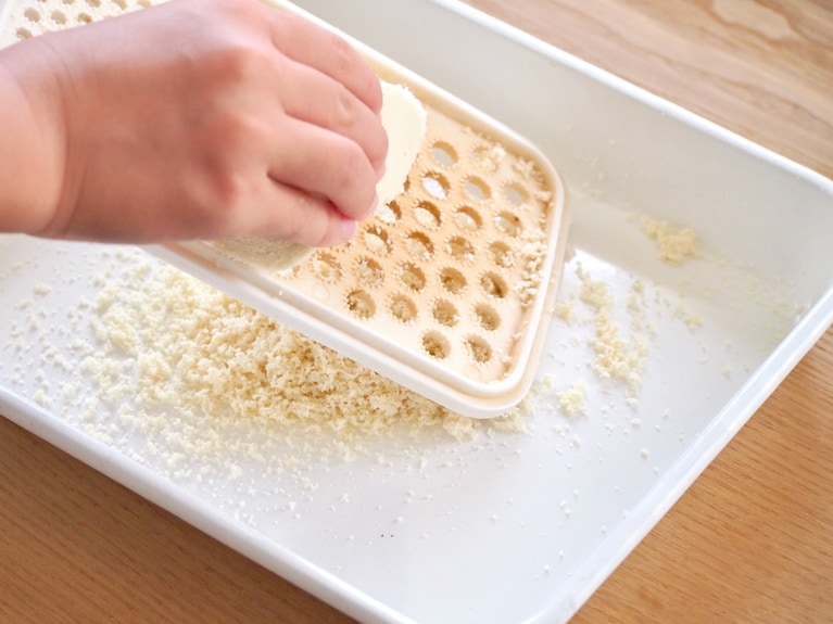 水をよく絞った高野豆腐をすりおろす。
