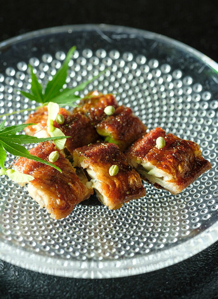 余呉湖の天然鰻。皮目はパリッと、中はふっくら。上にのせた生の実山椒のなんとジューシーなことか。