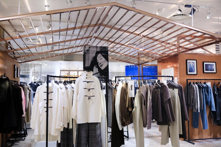 むやみに欲しがらない＝"uncrave"な大人が、「これさえあればいいと思える服」をコンセプトにしたオンワード樫山のブランド〈アンクレイヴ〉。