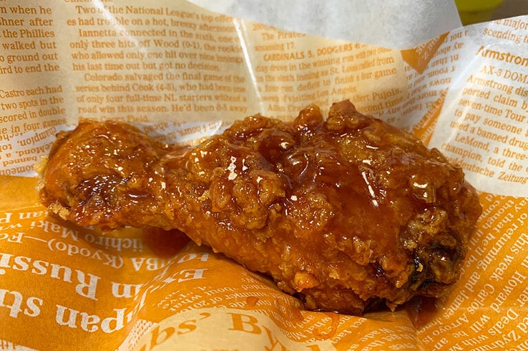 熱々でテリッテリのヤンニョムチキン。紙に包んで手で食べられるようになっているのですが、持っているだけでも熱い上に、結局は手も口の周りもベタベタに。お店のお手拭きだけでは足りないので、ウェットティッシュの持参をおすすめします！