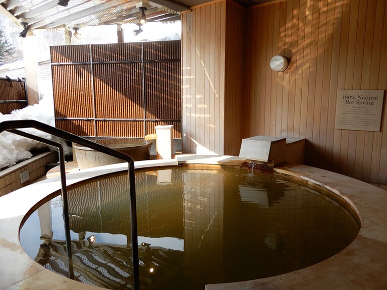 源泉かけ流しの露天風呂は、リラックスできる上に湯上がりには肌もしっとり。