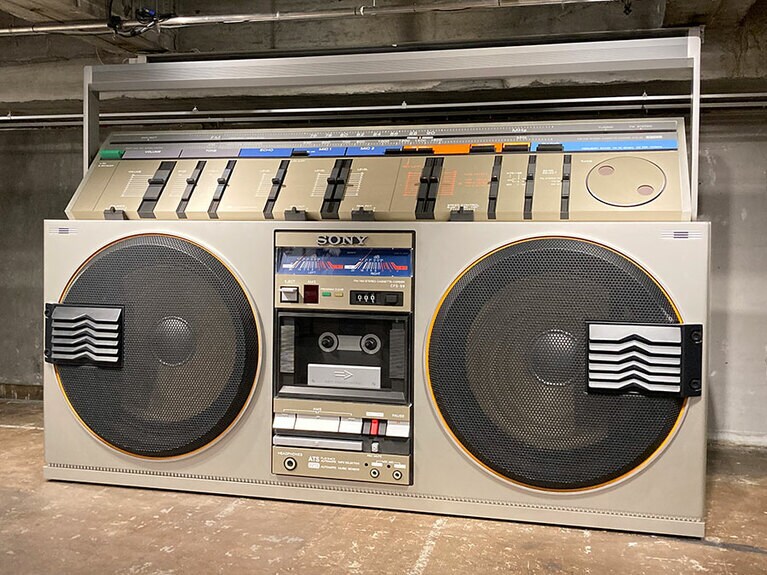 巨大ラジカセからはCreepy Nutsの曲が。どこかに触ると音楽が変わる仕掛けが。会場で体験してみて。