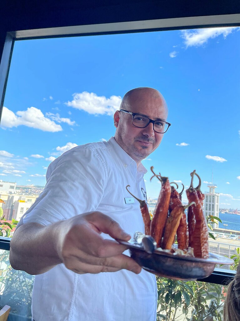 次々と運ばれてくる料理のなかにはユニークな盛り付けのものも(笑)。こちらはチリのフライ。